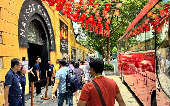 hoa-lo-anh-1733970240532357054209-36-0-1286-2000-crop-17339702511472010600017